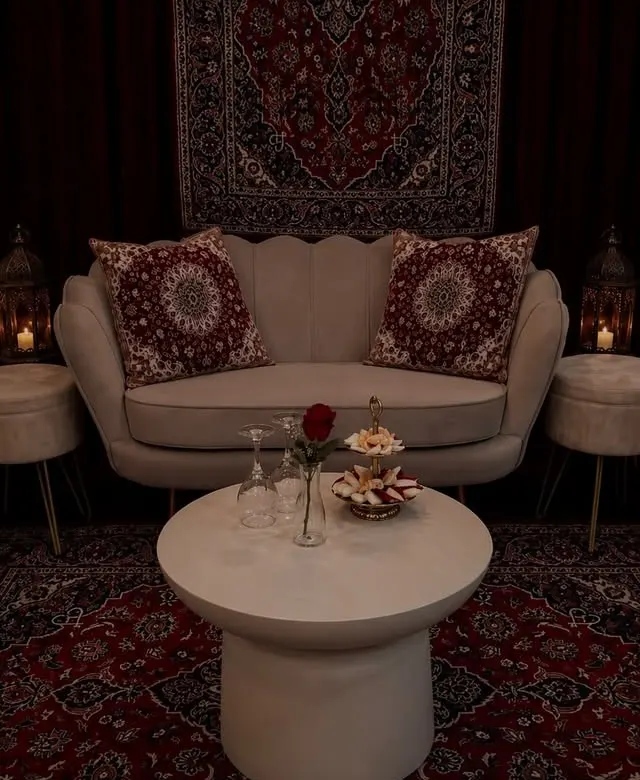 Henna-Lounge mit Sofa, Laternen und Teppich-Dekoration im Kismet Festsaal