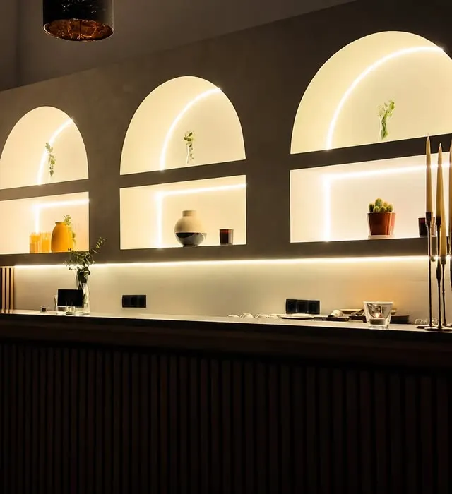 Beleuchtete Bar mit Bogen-Nischen im Kismet Festsaal