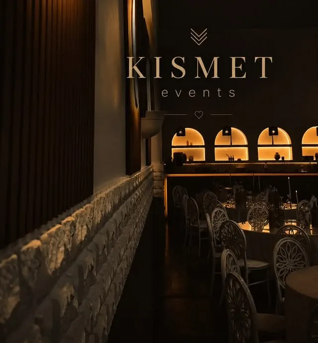 Blick auf die Empore des Kismet Festsaals mit warmer Beleuchtung